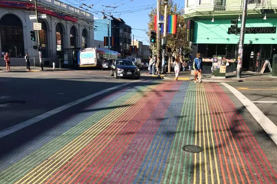 The 卡斯特罗’s distinctive rainbow crosswalks.