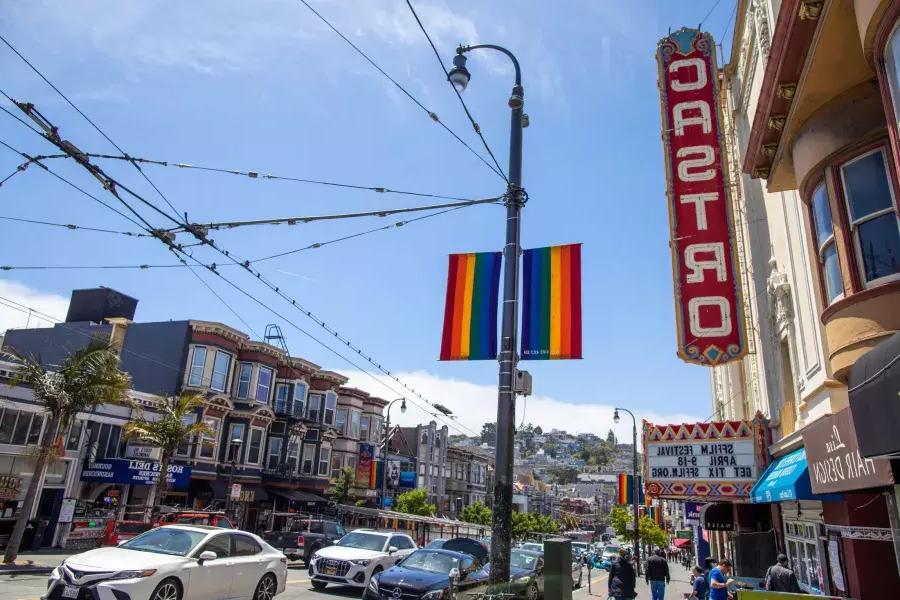 The 卡斯特罗 neighborhood of San Francisco, 前景是卡斯特罗剧院的标志和彩虹旗.