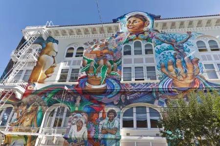 贝博体彩app教会区(贝博体彩app Mission District)妇女大厦(Women ' s Building)的一侧覆盖着一幅大型彩色壁画。.
