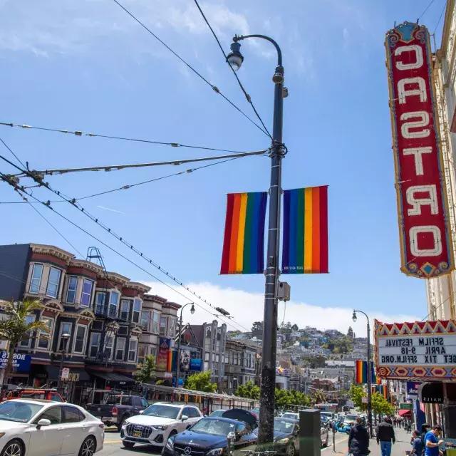The 卡斯特罗 neighborhood of San Francisco, 前景是卡斯特罗剧院的标志和彩虹旗.